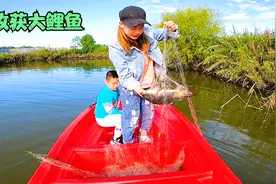 东北小伙花2000买艘船，一家三口下网捕鱼，第二天收获一条大鲤鱼视频封面