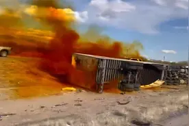 美国一辆载硝酸卡车侧翻：黄色烟雾随风飘散 附近民众被要求避难视频封面