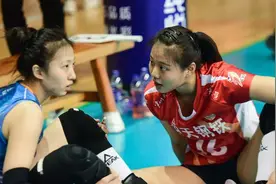 中国女排最佳损友！丁霞靠整蛊龚翔宇寻开心，小宇暖心表示没关系视频封面