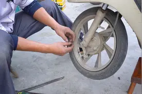 电动车轮胎半路没气，如何应急骑到维修部？一招教你搞定不求人视频封面