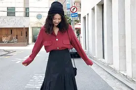 黑色半身百褶裙怎么搭？你需要这款红色衬衫，休闲与正装巧妙融合视频封面