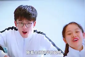 女孩愿赌服输穿黑丝到班里，没过3秒，就被班主任抓个正着