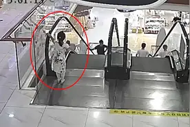 浙江一女童独自玩扶梯扶手，一分钟后手被卷，崩溃大哭喊疼视频封面