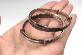 银首饰发黑别再用牙膏洗了，一个简单方法，用它泡一泡明亮如新