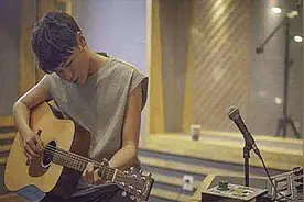 《多想在平庸的生活拥抱你》原唱：隔壁老樊