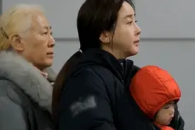 韩综：咸素媛爸爸过世，咸素媛带着女儿送爸爸最后一程，痛心！视频封面