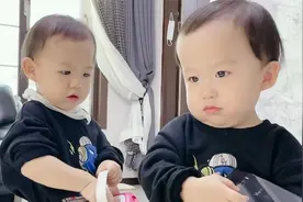 韩国大伯哥一来，就抱着双胞胎侄子不撒手：俩侄子真帅啊！视频封面