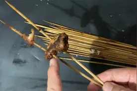 吃完的烧烤签不要扔了，收集起来大有用处，废品也能变得很实用