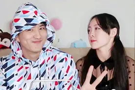 认真的男人最帅！留学生妮妹教“琴痴男友”练琴，男友入迷到忘我