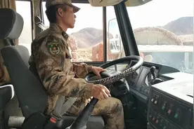 带你看看高原兵哥哥给军车加油现场！视频封面