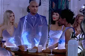 007：邦德戴透视眼镜进赌场，发现每个人身上都带着枪，好戏上演视频封面