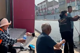 暖心一幕！修路工人又晒又渴，超市老板娘免费送矿泉水给工人喝视频封面