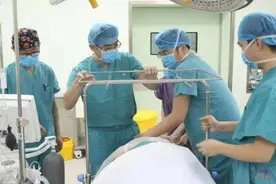 只因父亲一句“有种你就去死”，儿子当场自杀，网友：不配做父母视频封面