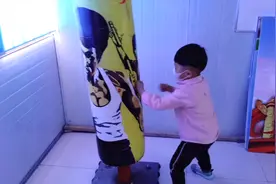 带儿子到工地上班第三天：午饭后，小马哥带儿子体验工地运动器材