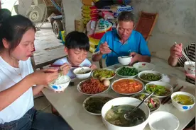 公婆天不亮出门干农活，媳妇早起做饭干家务，农村婆媳如何相处？视频封面