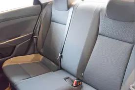 为什么轿车后排的中间位置总是不设计一个头枕？视频封面