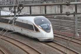 北京南站，实拍复兴号高铁开出，犹如白蟒出洞！视频封面