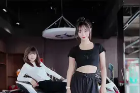 街头偶遇女骑，小姐姐不仅人美还心善，那当然要拍照记录下呀视频封面