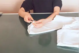 裤口宽大过时？教你没见过的做法，裤口边拆开，惊艳