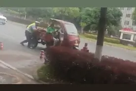 大爷载大妈开三轮狂飙 拖行两名交警一公里视频封面