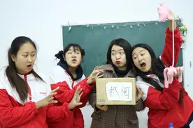 老师奖励学生，靠抓阄决定，没想学霸抽到闭嘴一星期，无硼砂真逗视频封面