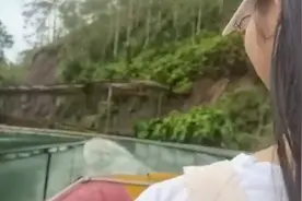 女子游玩1000米玻璃水滑道，轨道上竟横着大树，撞上瞬间手机掉落视频封面