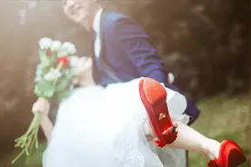 结婚时先领证还是先摆酒，怎样才不吃亏？视频封面