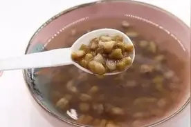 绿豆汤，万万不可直接下锅煮！老厨师教的秘技，10分钟豆花全绽开视频封面