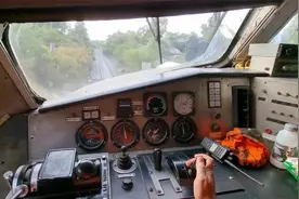 拥有3000匹马力的列车，驾驶它缓慢前行视频封面