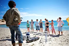 8人参与真人秀游戏，获胜者可获得十亿，而淘汰者要付出自己的命