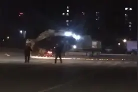 郑州一挖掘机安装破碎锤在马路中间疯狂破坏 民警：已控制当事人视频封面