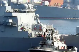 美军杜威号驱逐舰从日本港口驶出，炮位上的激光武器抢眼视频封面