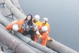 消防员救下跳河女子 不料女子却拼命挣脱 4个消防员都控制不住...视频封面