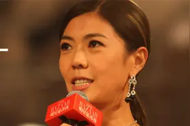 "人走茶凉"苏芒：发伊能静丑照毁其婚礼，得罪洪晃遭章子怡除名？视频封面