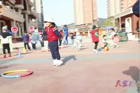 天空是什么颜色的？小军娃的回答令人感动视频封面