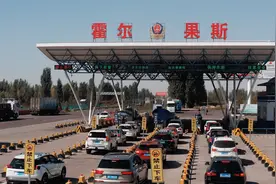 新疆八十间房子边境检查站：民警24小时坚守边境，护身后万家灯火
