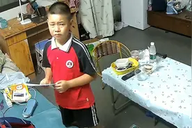 得知爸爸外出打工男孩强忍泪水告别 妈妈：翻监控才知道 很心酸视频封面