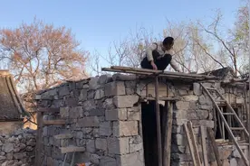 山村古宅改造第58天，房顶现浇模板终于做好，整个过程一波三折视频封面