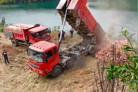 小韩买了5万块红砖，4毛5的价格包送到家，没车路运输真不容易视频封面