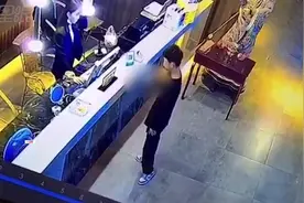 俩小伙足疗店洗“霸王脚”被曝光 第二天拿灭火器来报复视频封面