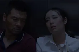 美女和大叔被困电梯，美女吓坏了，不料收获一段爱情，浪漫！影视视频封面