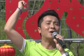 黄鹤翔再唱《九妹》，经典老歌响彻耳畔，勾起了无数人的回忆！视频封面