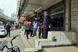 一大早，沈阳某中医院的门口，就开始排起小长队，看来中医要火视频封面