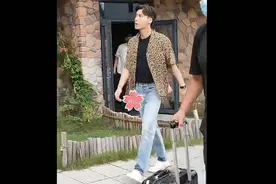 李易峰豹纹衬衫的综艺花絮路透也太帅气了吧！走路带风好霸气！视频封面