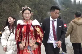 贵州一帅哥迎亲，半路新娘下车发香烟，小家碧玉，太漂亮了视频封面