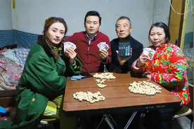 农村大爷玩扑克，每把都要用计算器算，万万没想到最后还赢了好多视频封面