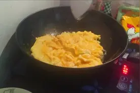 用辣椒鸡蛋白菜，竟然能做出如此美味的菜肴，看着都流口水了