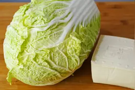 白菜豆腐超好吃做法，饭店大厨教你技巧，出锅汤汁都不剩，太香了