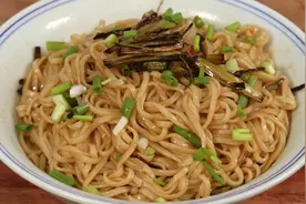葱油拌面的正确做法，5分钟轻松搞定，葱香浓郁，实在是太香了