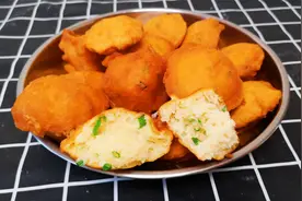 泡泡油饼，筷子一搅，扔进油锅，个个蓬松暄软，比油条简单还好吃视频封面